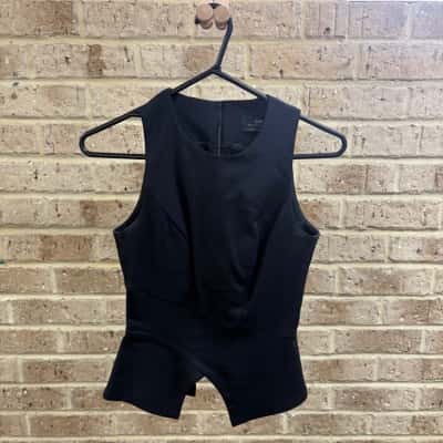 Cue Womens sleeveless shirt Size 6 