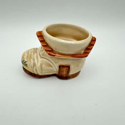 Vintage "old lady who lived in a shoe" Egg Cup