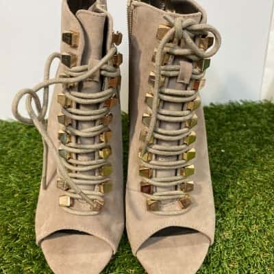 Court Couture Size 5 lace-up ankle Boots 