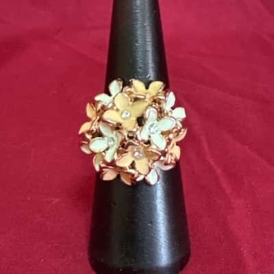  Women's Gold Tone Fashion Ring White/Peach Enamel Flowers
