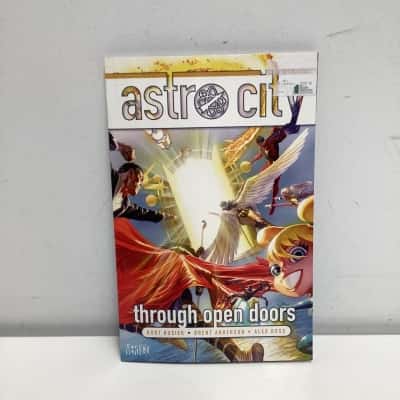 Astro city: through open doors by Kurt Busiek Comic