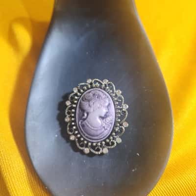 Ladies Cameo Brooch - EUC