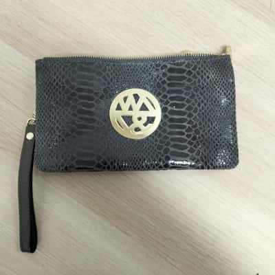 Willow & Zac Genuine Leather Zip Clutch VGUC 