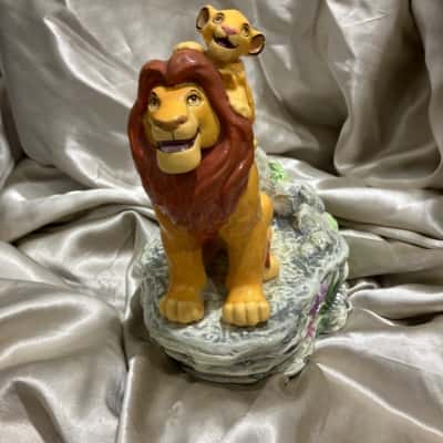Disney The Lion King Mufusa and young Simba Music Box