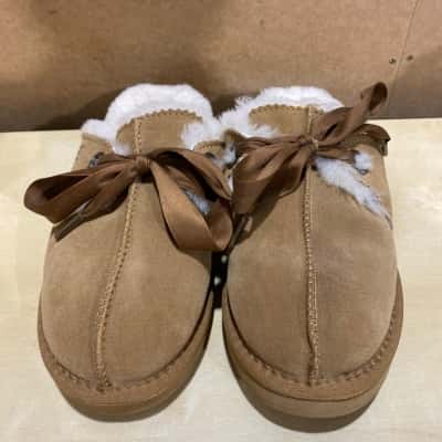 UGG Chestnut Womens  Size 7 Fluffy Slippers