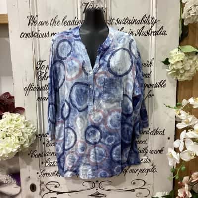 BOTTEGA MODA BRAND! Womens  Size 16 3/4 Sleeve Top Blue / Navy Blue / Pattern / Pink! BEAUTIFUL LIGHTWEIGHT SHIRT! BUTTON AND SEQUIN DETAILS! DOT PATTERN ALL OVER! GREAT FOR THOSE WARMER DAYS! MADE IN ITALY!
