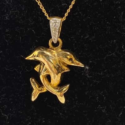  Women’s Gold 375 Stamped Chain with Intertwined Dolphins Pendant