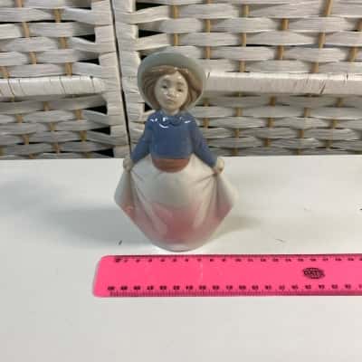 Vintage Nao Daisa 1997 by Lladro Girl Holding Dress in Straw Hat Figurine Spain 