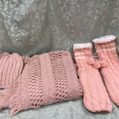  Womens  Size One Size Pink  Shawl/ Beanie & Socks
