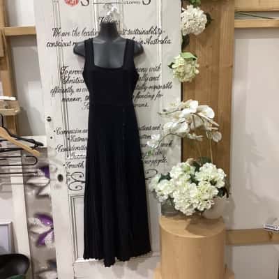 CALLI BRAND! Womens  Size 14 Maxi Dress Black! BEAUTIFUL SQUARE NECKLINE MAXI DRESS! FEATURES OFF CENTRE BUTTONS THAT ARE FULLY FUNCTIONAL! CAN BE DRESSED UP OR DOWN! KNITTED MATERIAL WITH PLEATED SKIRT!