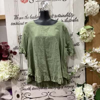 WORTHIER BRAND! Womens  Size S/M Short Sleeve Shirt Olive Green! BEAUTIFUL RUFFLED SLEEVE AND HEM SHIRT! HAS BUTTON DETAILS ON THE BACK! GREAT FOR ANY OCCASION!