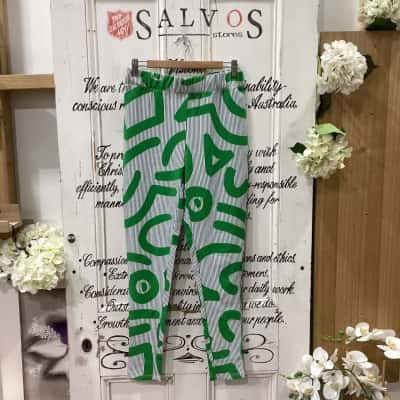 ELK BRAND! NWOT FUNKY COOL ELASTICATED WAISTBAND SKINNY LEG PANT! Womens  Size 10 Casual Pants / Straight Leg Pants Beige / Green / Pattern / Pinstriped 