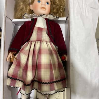 Hillview Lane Antique Dolls