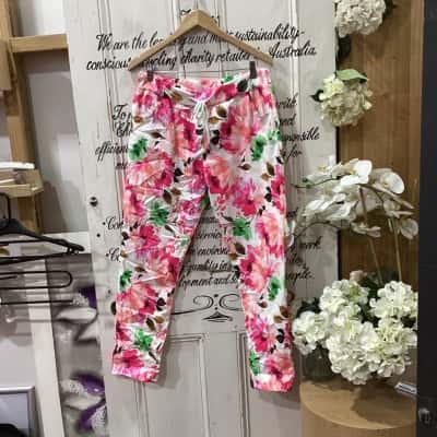 LA STRADA BRAND! Womens  Size XL High Waisted Pants / Straight Leg Pants Floral / Green / Peach / Pink  / White! MADE IN ITALY! BEAUTIFUL FLORAL TIE WAIST PANTS! PERFECT DRESSING UP OR DOWN! LIGHTWEIGHT PERFECT FOR SPRING!