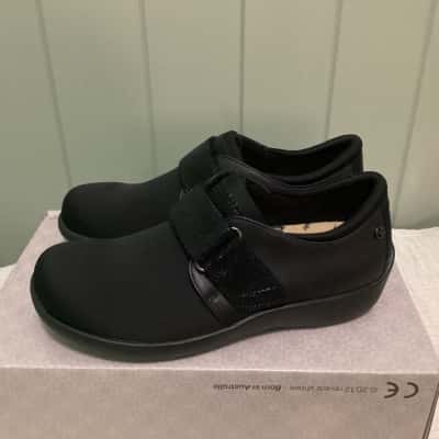 Taos Womens Flats Black  