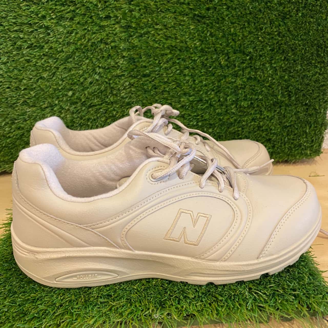 New Balance Mens Size 10 Cream Shoes