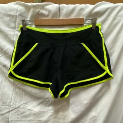 Lorna Jane Womens  Size XS Shorts Black  / Green 