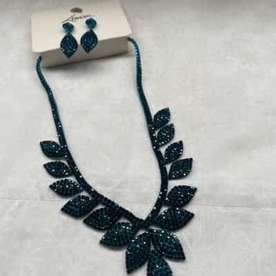 Lovisa Womens Absolutely Gorgeous Teal Shimmer Glitter Earrings / Necklace Set 