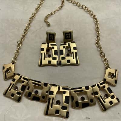  Women’s COSTUME necklace & earrings set 