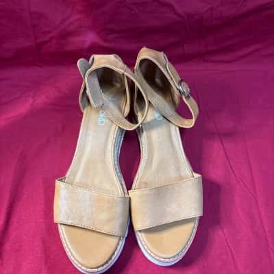 Hinako Women's  Size 40 Mid Heel Wedges Tan Shoes