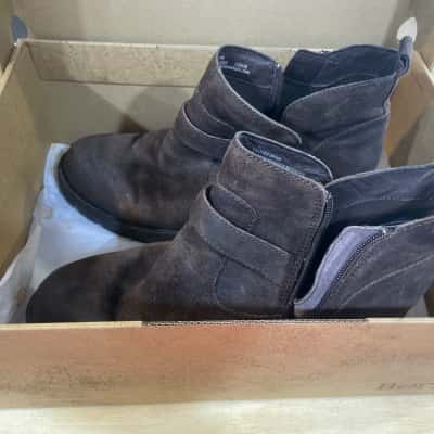 Born Womens  Size 11 Brown shoes