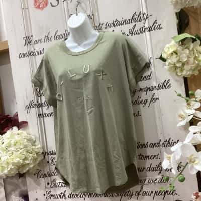 D-Luxe  Brand! BNWT EMBBRODERED LOGO TEE! SAGE COLOUR! Womens  Size M T-shirts Olive / Teal 