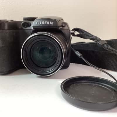 Fujifilm FinePix S1000fd 10.0MP Digital Bridge Camera with 12x Zoom