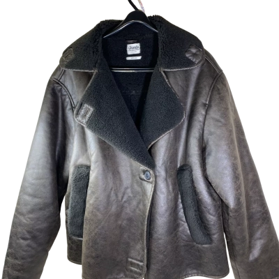 Ghanda Womens  Size M brown Ghanda faux shearling jacket features a high collar and exposed fur trim.