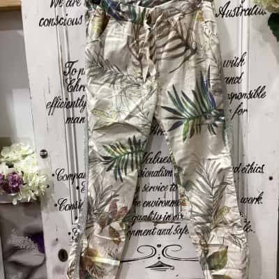 Amici Womens  Size M / S Casual Pants Beige with Floral Print