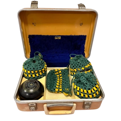 Henselite lawn bowls set – Size 2 Super-Grip Complete with original case and covers