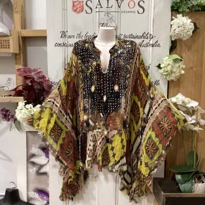 BOUTIQUE LABEL! MISS JUNE PARIS! SEASHELL TASSEL ACCENTS ON THE FRONT PANEL! ABSOLUTELY STUNNING LONGLINE BATWING SHIRT! Womens  Size One Size V-Neck Top Multicoloured / Pattern 