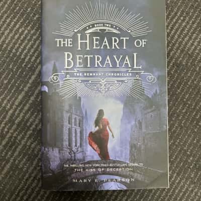 The heart of betrayal, Mary E Pearson