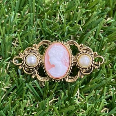  Womens Gold Tone Cameo Brooch