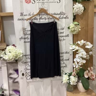 COUNTRY ROAD BRAND! Womens  Size M A-Line Skirt / Midi Skirt Black! STUNNING HERITAGE LABEL BLACK MIDI SKIRT! GREAT FOR DRESSING UP OR DOWN! HAS BEAUTIFUL STITCHING DETAIL ON THE FRONT AND BACK!