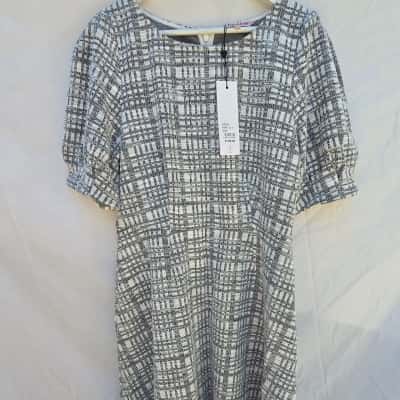 Review Womens  Size 16 Short Sleeve Dress  Black  / White 