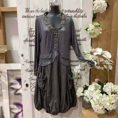 BOO RADLEY BRAND! Womens  Size S Long Sleeve Dress / Midi Dress Grey / Silver! BEAUTIFUL LONG SLEEVE BUBBLE SKIRT DRESS! HAS EMBROIDERY AND BUTTON DETAILS AROUND THE COLLAR! GREAT FOR ADDING A LITTLE FLARE TO YOUR WARDROBE!