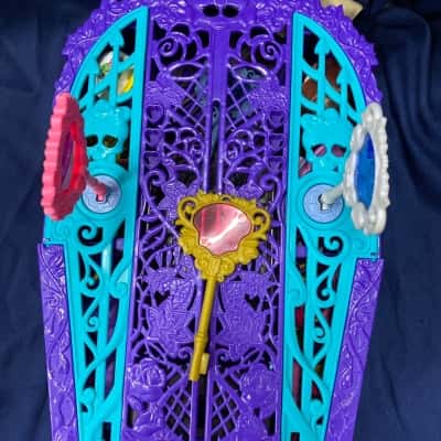 Monster High Skullyimate Secrets. Locker playset: garden mysteries