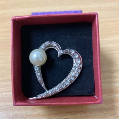 Liz Jordan Womens Brooch Silver & Crystal