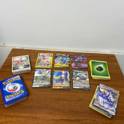 Collection of 100 Pokémon trading cards + 18 energy cards 