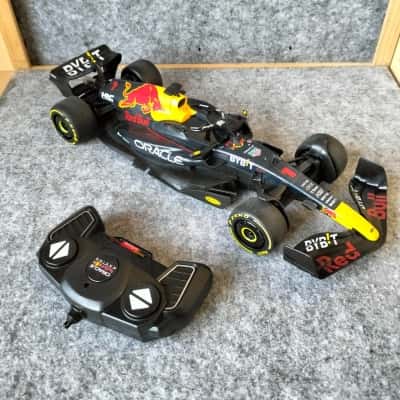Rastar RB18 Oracle Red Bull Racing RC Car 1:18 Scale 2.4GHz Remote Control. No rust on the compartments.