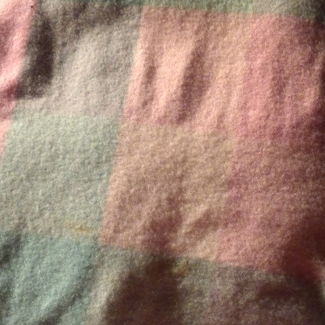 VINTAGE WOOLEN BLANKET PHYSICIAN BRAND 220 cm x 150 cm. GREAT CONDITION (s)