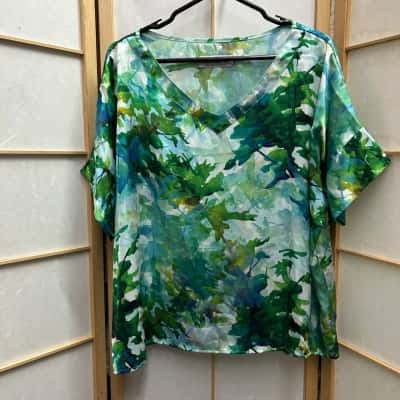 New without tags CAROLINA Women’s  Size M / S Short Sleeve Top / V-Neck Top Green 