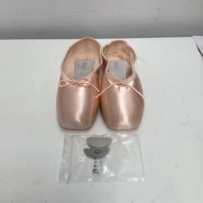 New BLOCH Ballet Slippers  Girls Size 3 Pink  
