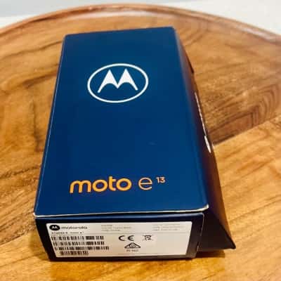 Motorola Moto E 13 Phone/charger/2+ 64 GB Cosmic Black 