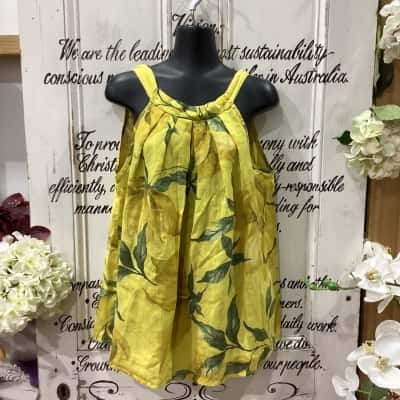 BELLAMBIA BRAND! Womens  Size M Singlet Top Floral / Khaki / Yellow! MADE IN ITALY! BEAUTIFUL TIE NECK DESIGN! MADE WITH 100% LINEN! PERFECT FOR A DAY OR NIGHT OUT! VERY LIGHTWEIGHT!