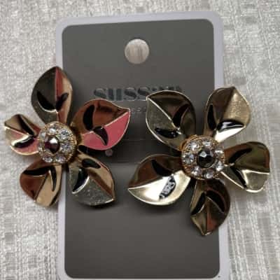 Susan Womens Earrings Black/Gold Flower shaped earrings 