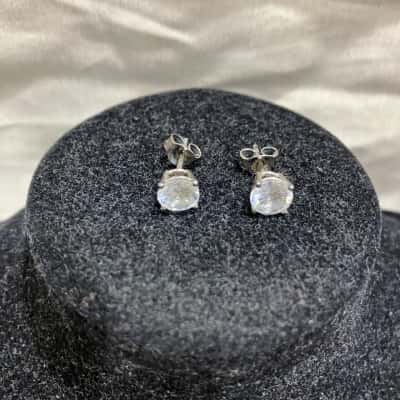 Cubic stone Women’s Stud Earrings Silver 925