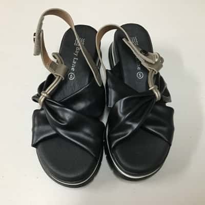 Bay Lane Womens  Size 5 Cross Over Sandals