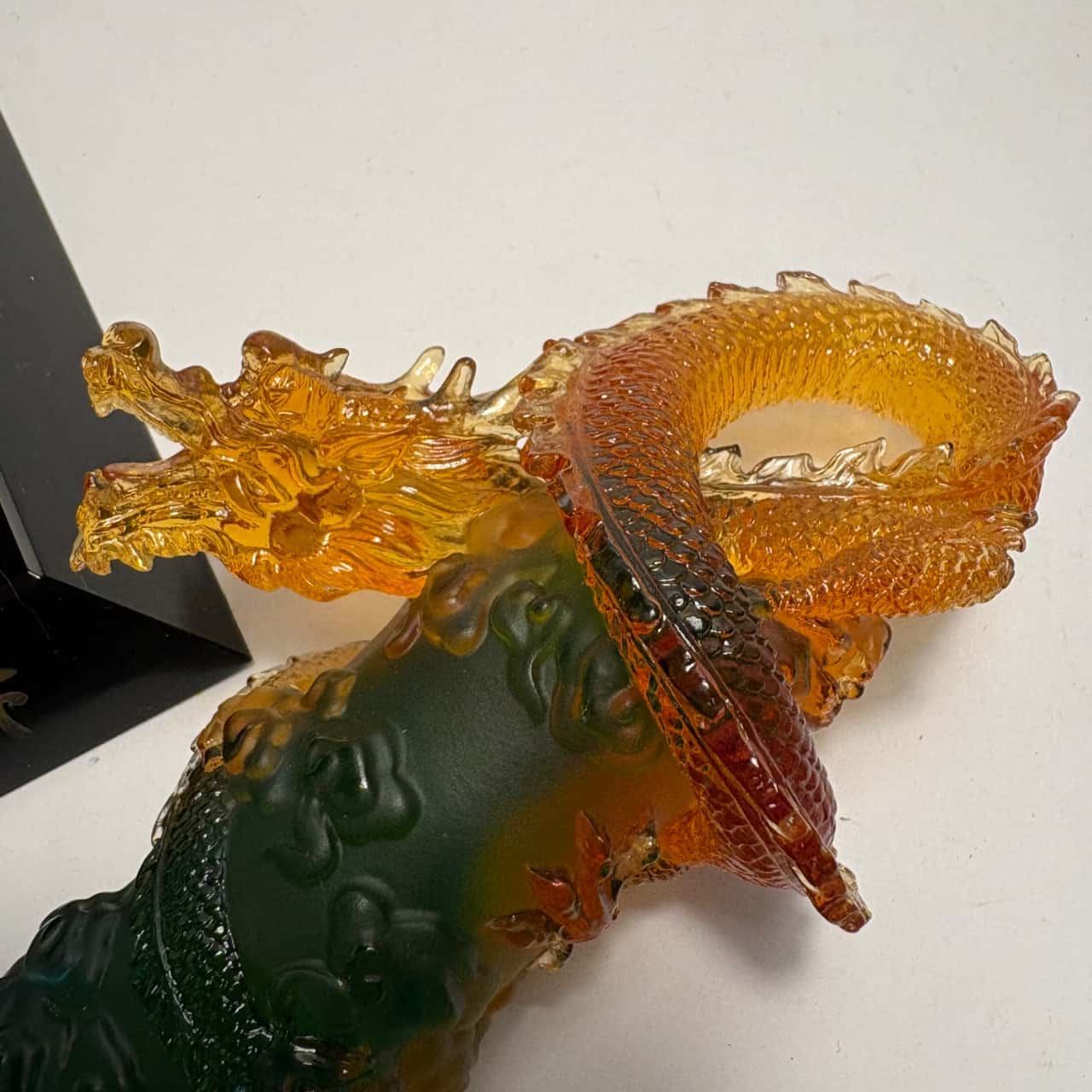 Dragón Inscription Liuli Crystal Dragon Statue with inscription “the dragon travels across ...