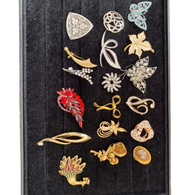 Brooches Gold / Red / Silver 